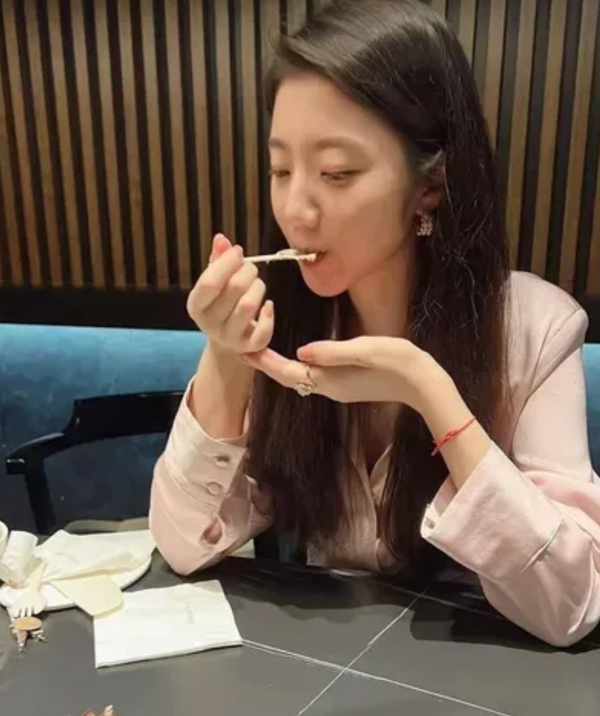 张津瑜 与吕总（吕杨）事件全集：看顶级白富美如何跪爬求饶，那种反差感简直让人窒息。