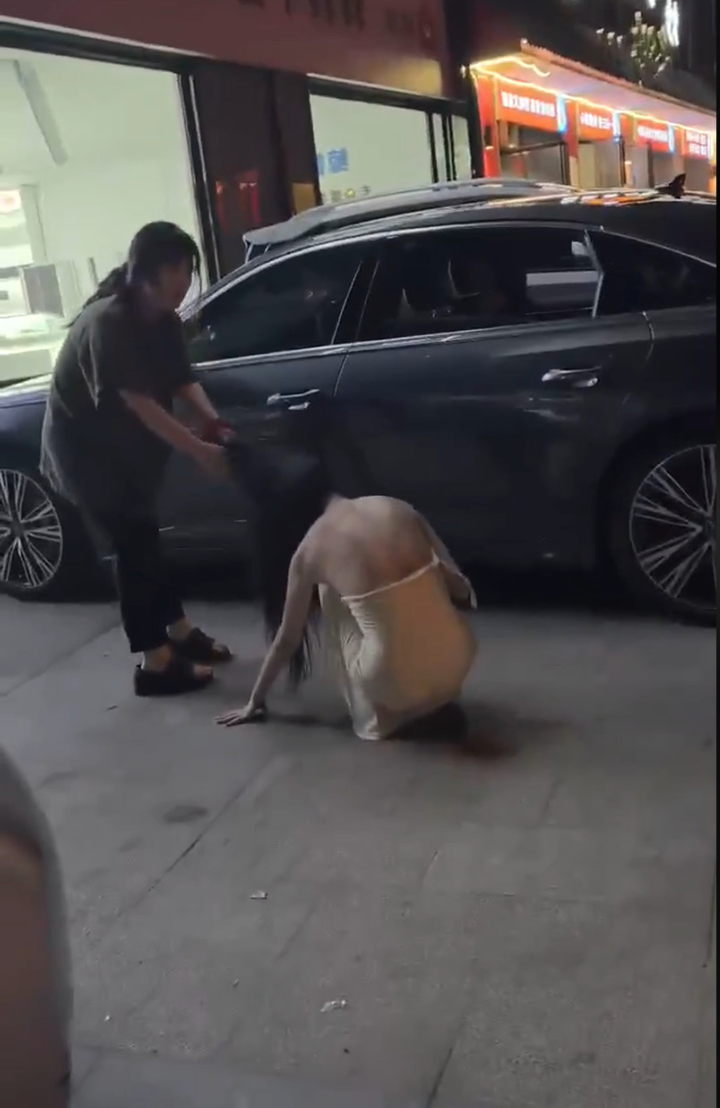 湖南邵阳火爆街头抓小三,原配彪悍狂拽白裙