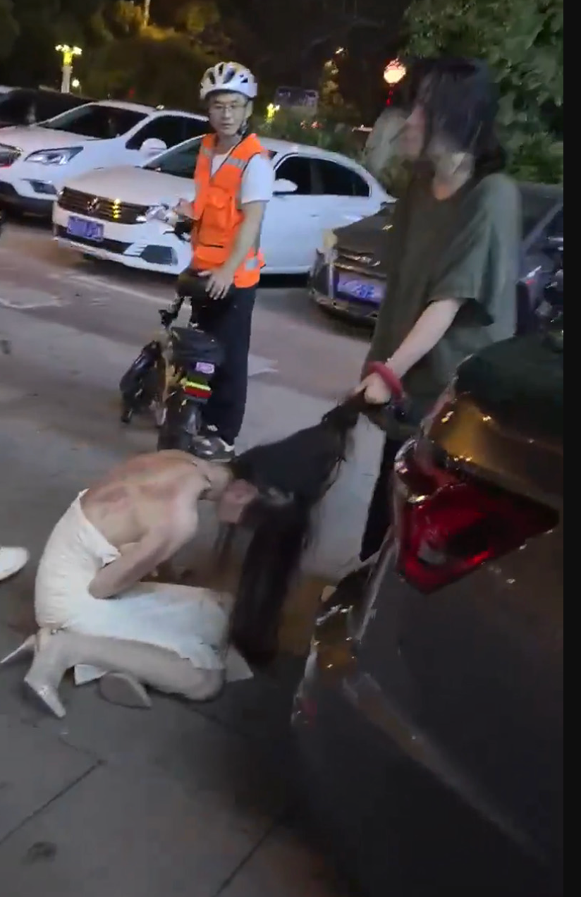 湖南邵阳火爆街头抓小三,原配彪悍狂拽白裙