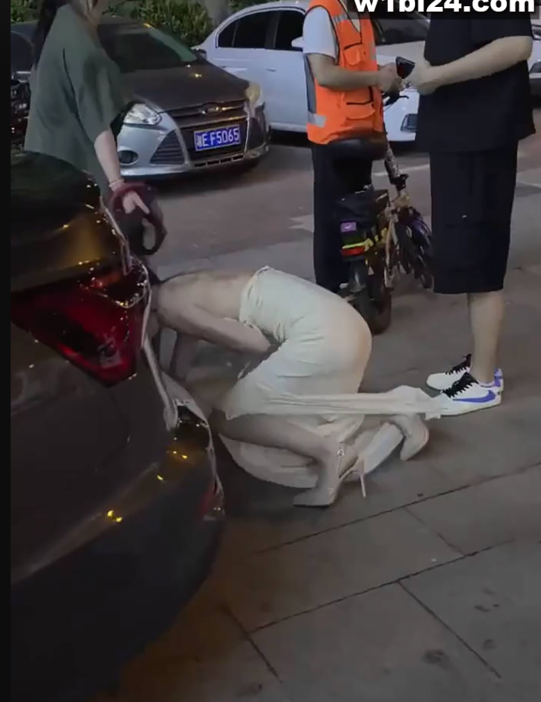 湖南邵阳火爆街头抓小三,原配彪悍狂拽白裙