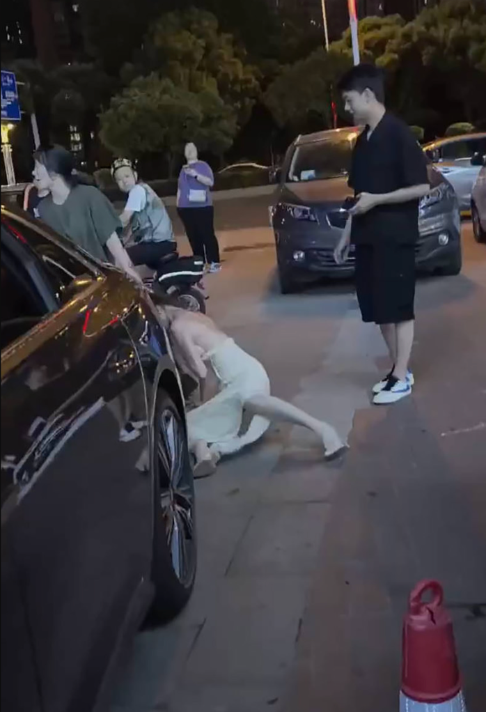 湖南邵阳火爆街头抓小三,原配彪悍狂拽白裙