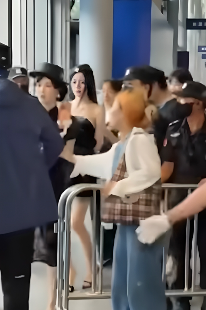 抖音网红车模 程儿 无锡车展现场遇刀袭 保安神速救场 疑似剧本引发热议！